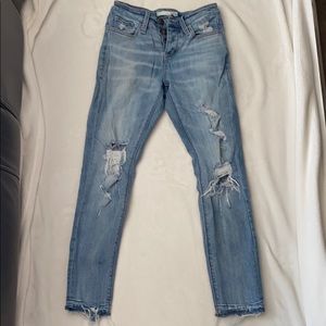 Super cute ripped jeans size 24!